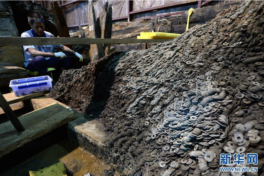 江西一2000年前西汉古墓出土10余吨铜钱