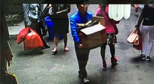 男子厕所遗弃女婴被监控拍下