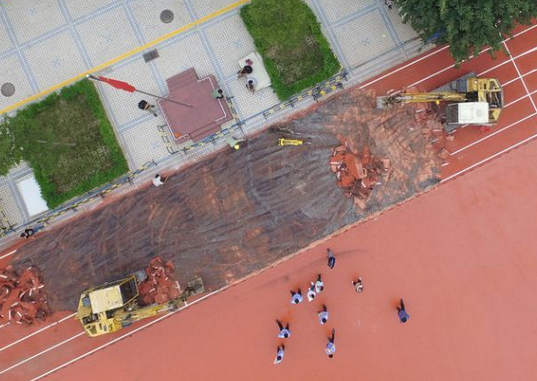 挖掘机开进小学铲除&ldquo;毒跑道&rdquo; 学生易址复课