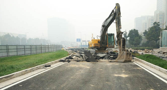 郑州一快速路通车5天后被重新挖开