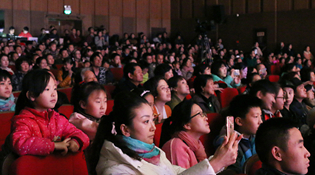 两小时首演精彩不断，台下观众无不动容