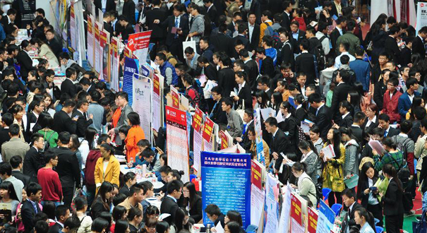 高校毕业生招聘会 求职者挤爆棚