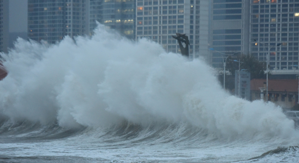 山东烟台近海刮起大风 掀数米高巨浪