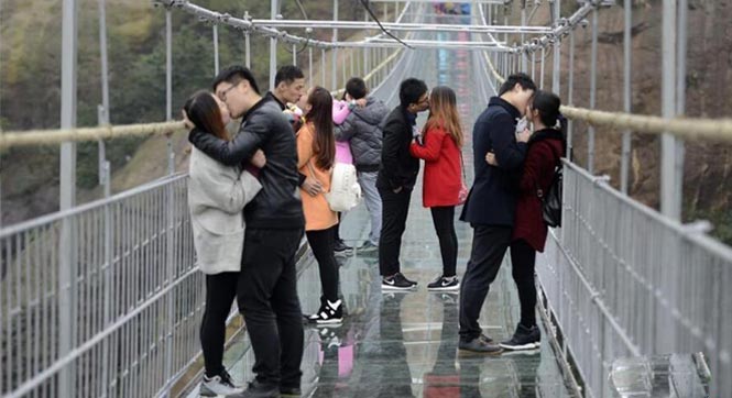 众情侣湖南高空玻璃桥接吻庆&ldquo;脱单&rdquo;