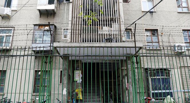 郑州一居民小区围墙扯铁丝网装多个摄像头防盗