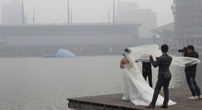 郑州&ldquo;雾霾&rdquo;中拍摄婚纱照 灰暗天空为难&ldquo;约拍&rdquo;摄影师