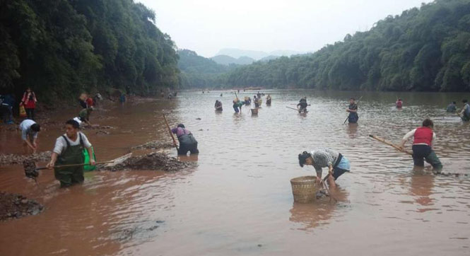 四川上演&ldquo;疯狂的石头&rdquo; 数百人河滩淘宝
