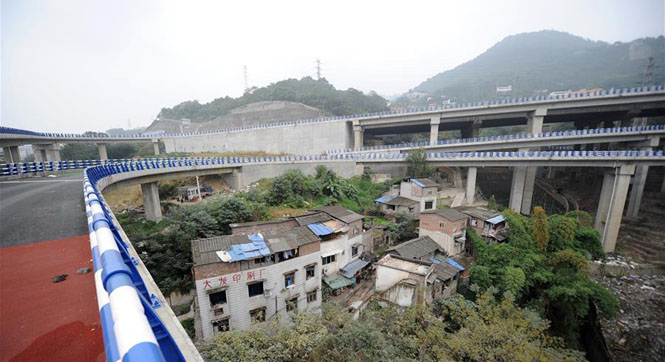 重庆：民居被立交桥包围成&ldquo;圈中村&rdquo;
