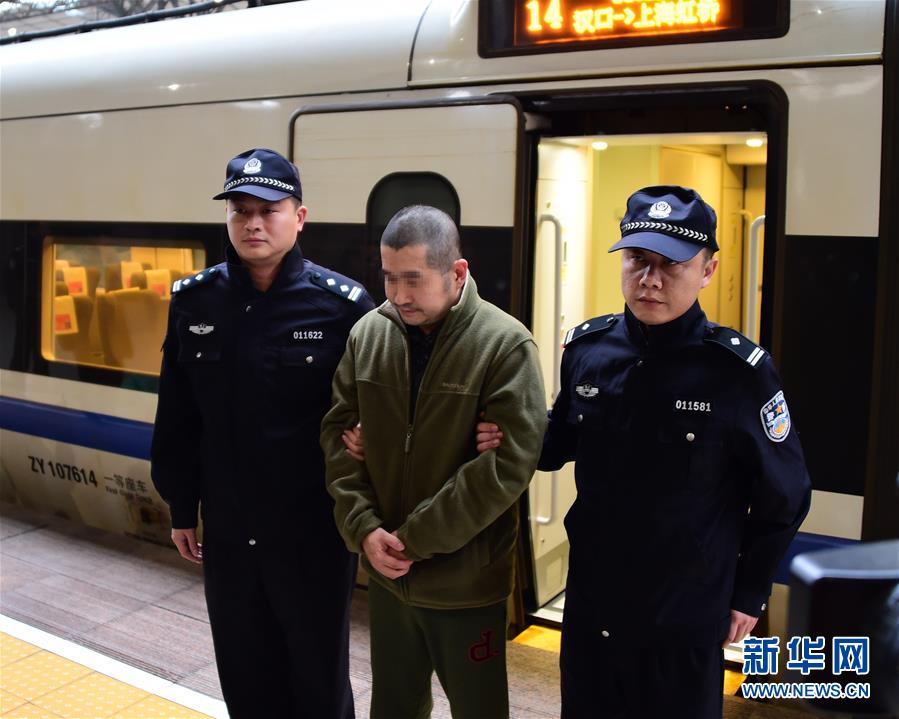 一红色通缉令嫌疑人回国自首 警方曾十次探望其父母