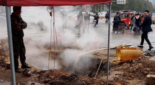 郑州闹市热力管爆裂 行人车辆&ldquo;腾云驾雾过险滩&rdquo;