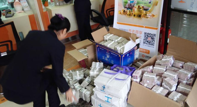 山东日照市民用车拉40万零钱买房吓坏售楼员