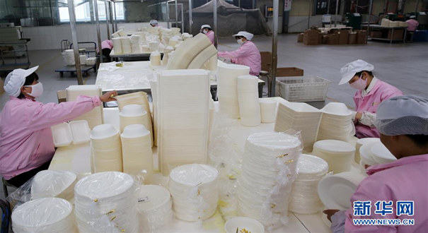 山东东营：秸秆造出环保餐具畅销海内外