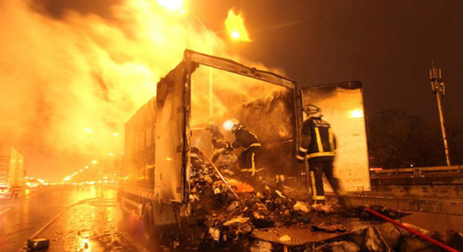 北京一邮政运输车起火 快递包裹被烧毁