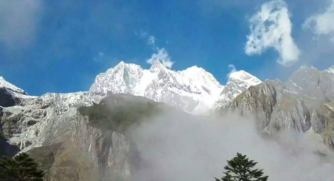 震撼！四川海螺沟现巨型&ldquo;狼图腾&rdquo;景观(图)