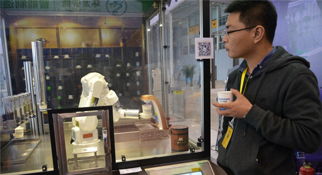 成都工博会机器人现场泡咖啡 游人：味道不错哦