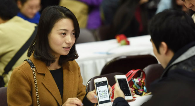 杭州举办万人相亲大会 年轻女孩主动出击