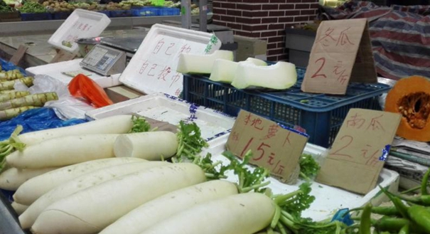 江西一菜农菜场摆自助菜摊 摆摊一月从未少钱