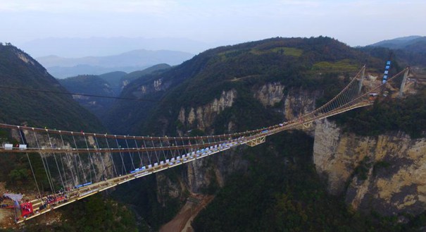 张家界大峡谷玻璃桥合龙 创多项世界之最