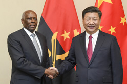 习近平会见安哥拉总统多斯桑托斯