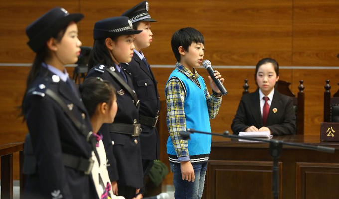 天津举行中小学生模拟法庭活动