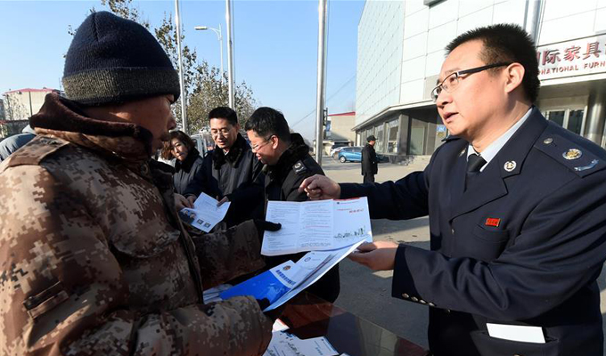 河北霸州：法制宣传到街头