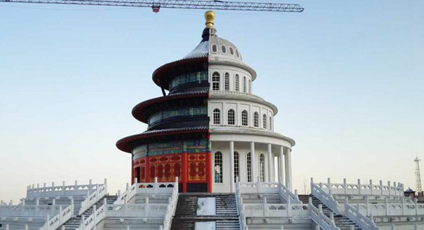 河北现奇葩建筑 一半祈年殿一半西洋楼