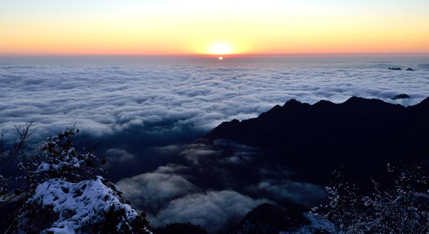三峡大坝现云海美景：惊涛拍岸 卷起千堆&ldquo;雪&rdquo;