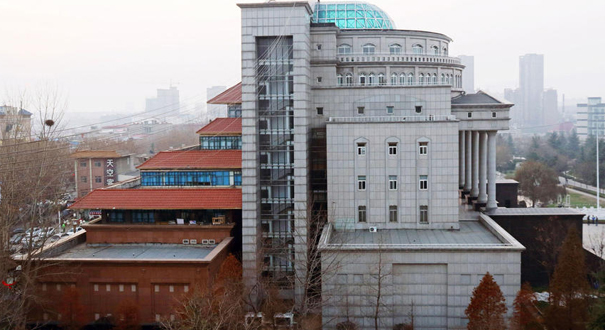 郑州大学现奇葩建筑：一半中式一半欧式