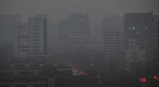 笼罩在雾霾中的北京首启空气重污染红色预警