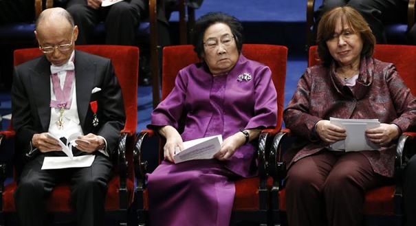 屠呦呦领取诺贝尔奖并出席晚宴