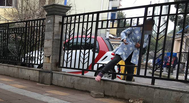 居民抄近道从墙洞进出小区安全堪忧