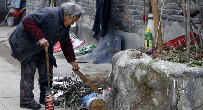 91岁拾荒老太因丈夫去世时户口被注销成"黑户"