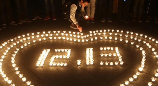 南京大学生点燃烛光祭奠遇难同胞寄哀思