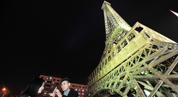 沈阳商家开启圣诞模式 土豪金&ldquo;埃菲尔铁塔&rdquo;亮灯