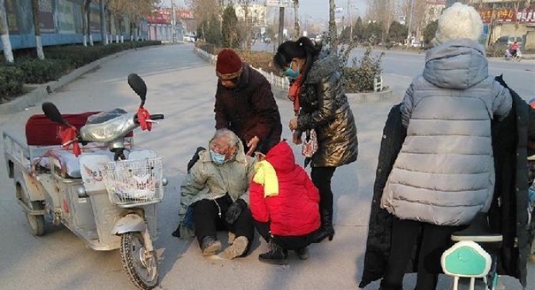 河北老汉骑电车侧翻 路人伸手救助