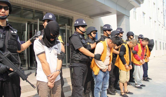 西安警方荷枪实弹押解贩毒嫌犯