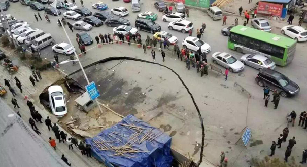 辽宁铁岭在建人防工程塌陷 路边汽车被吞没