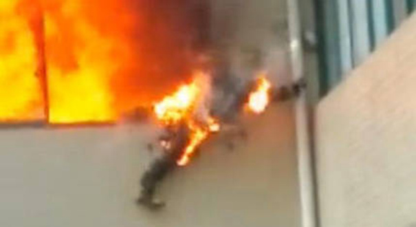 消防员烧成火人跳楼瞬间