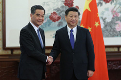 习近平会见来京述职的香港特别行政区行政长官梁振英