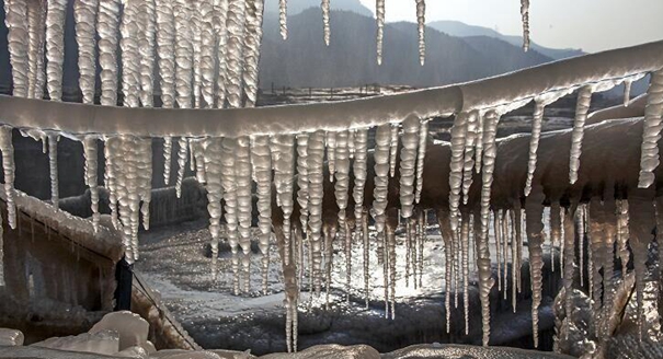 黄河壶口瀑布现冰挂美景