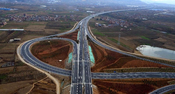 云南南北高速公路大通道全线贯通