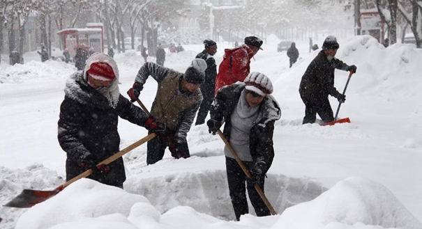 新疆阿勒泰持续降雪 部分地区积雪厚度超40厘米