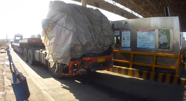 大货车车头被撞坏 蒙上塑料布就上路