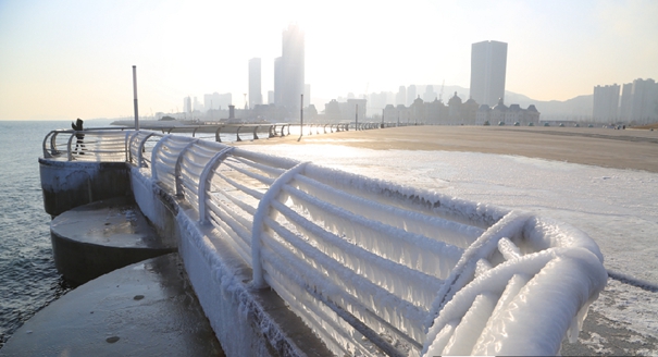 大连海岸现冰挂奇观