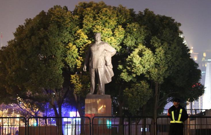 上海外滩取消跨年迎新 竖起铁马应对人流