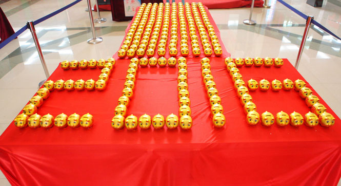 山东滨州一商家688个金猪&ldquo;摆阵&rdquo;迎接元旦