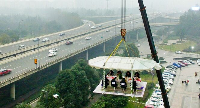 成都：悬空30米 空中餐厅雾霾中开饭