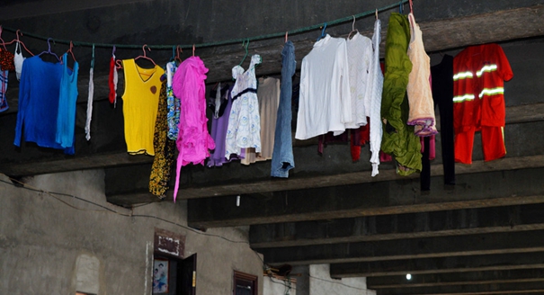 重庆现&ldquo;最牛桥底村&rdquo; 大桥底变晾衣场