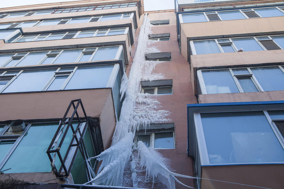长春居民楼外现18米长&ldquo;冰瀑布&rdquo;