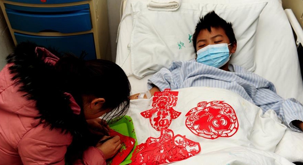 鄭州：19歲女孩街頭賣剪紙救尿毒症弟弟